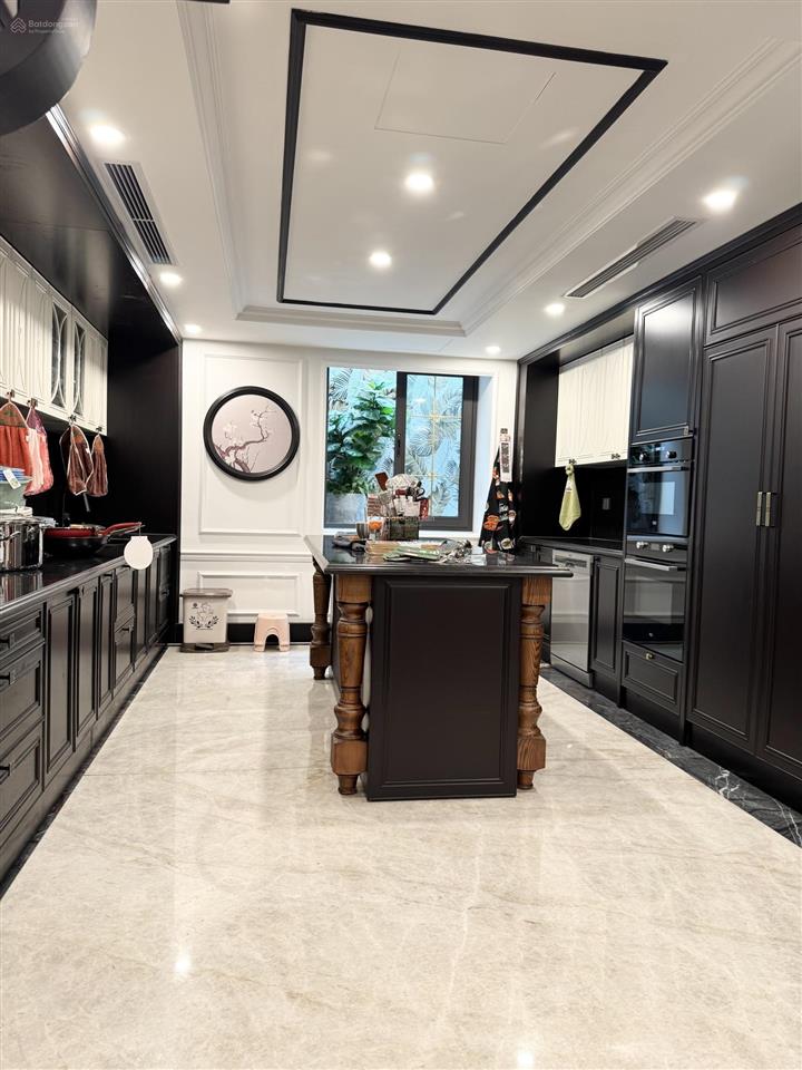 Cho thuê giá 200 tr/1 tháng đơn lập 700m2 vinhomes riverside 0981 839 ***