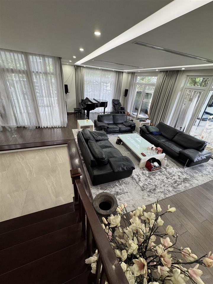 Cho thuê bt đơn lập 400m2 vinhomes riverside 0981 839 ***