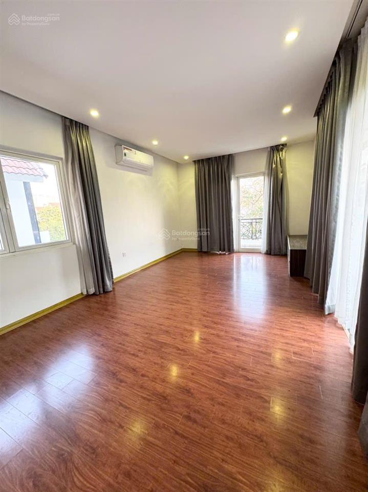 Cho thuê giá 50tr/1 tháng. bt diện tích 250m2 vinhomes riverside 0981 839 ***