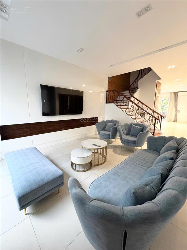 Cho thuê giá 50tr/1 tháng. bt diện tích 250m2 vinhomes riverside 0981 839 ***