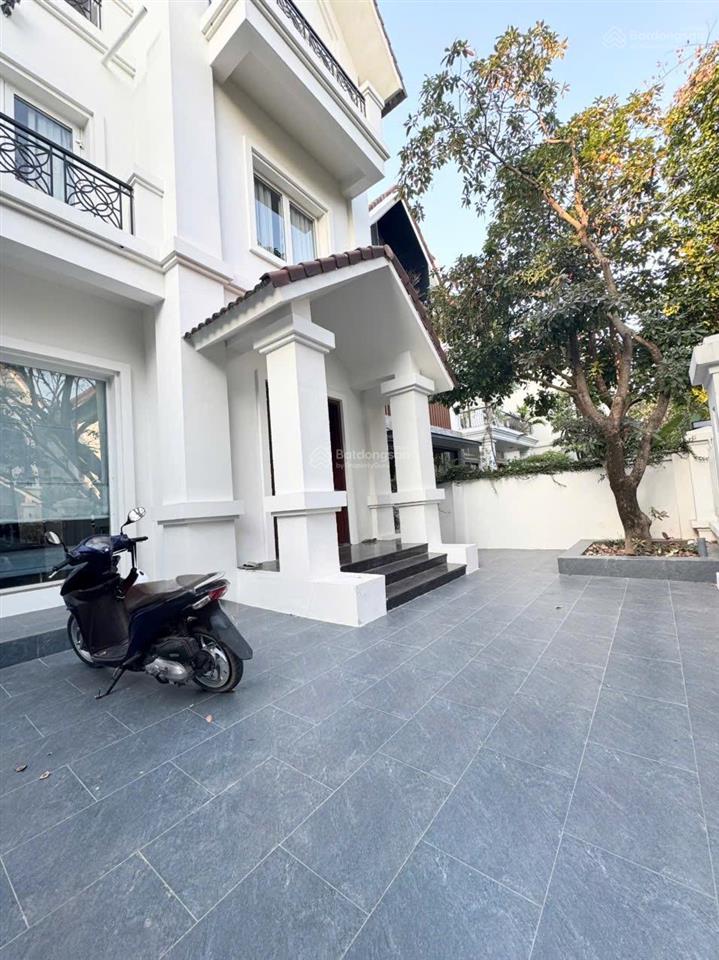 Cho thuê giá 50tr/1 tháng. bt diện tích 250m2 vinhomes riverside 0981 839 ***