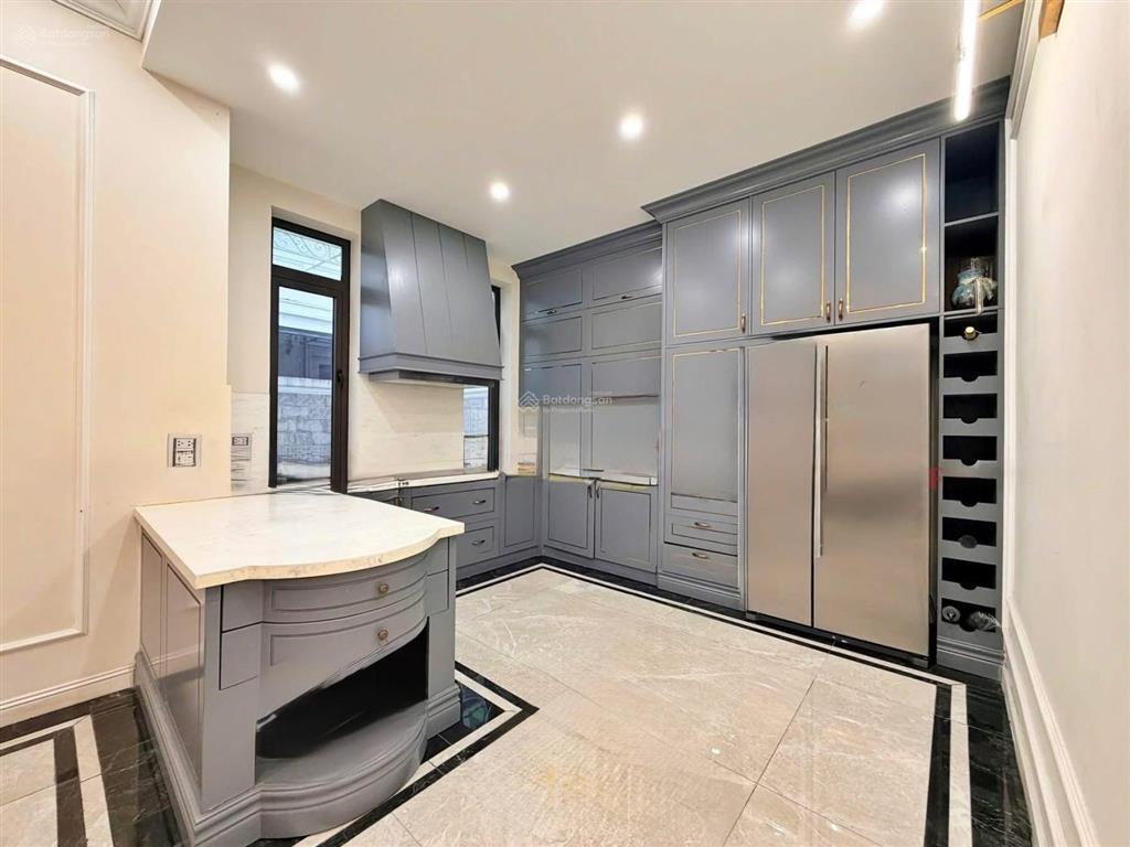 Cho thuê bt song lập diện tích 250m², có thang máy, có hầm. 0981 839 ***