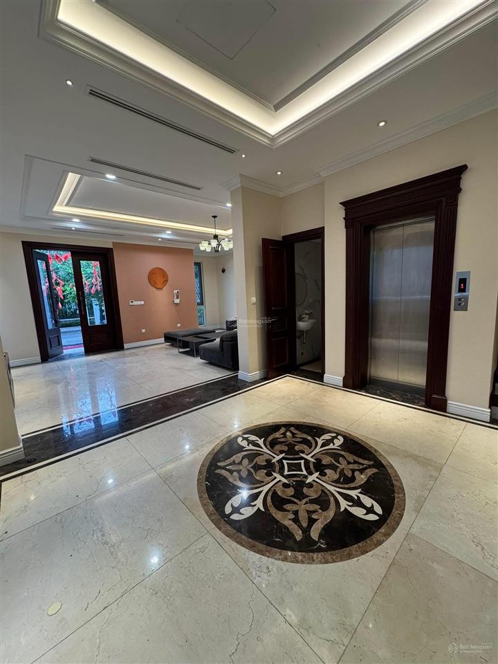 Cho thuê bt song lập diện tích 250m², có thang máy, có hầm. 0981 839 ***