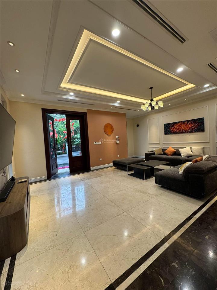 Cho thuê bt song lập diện tích 250m², có thang máy, có hầm. 0981 839 ***
