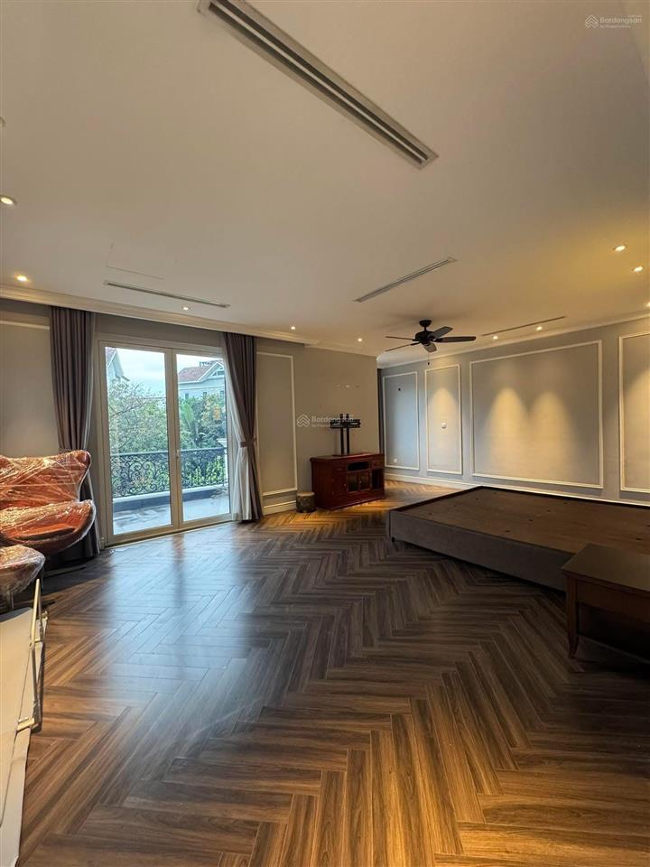 Cho thuê bt song lập diện tích 250m², có thang máy, có hầm. 0981 839 ***