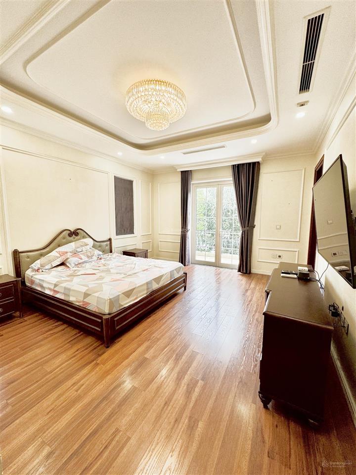 Cho thuê bt đơn lập 300m2 vinhomes riverside  0981 839 ***