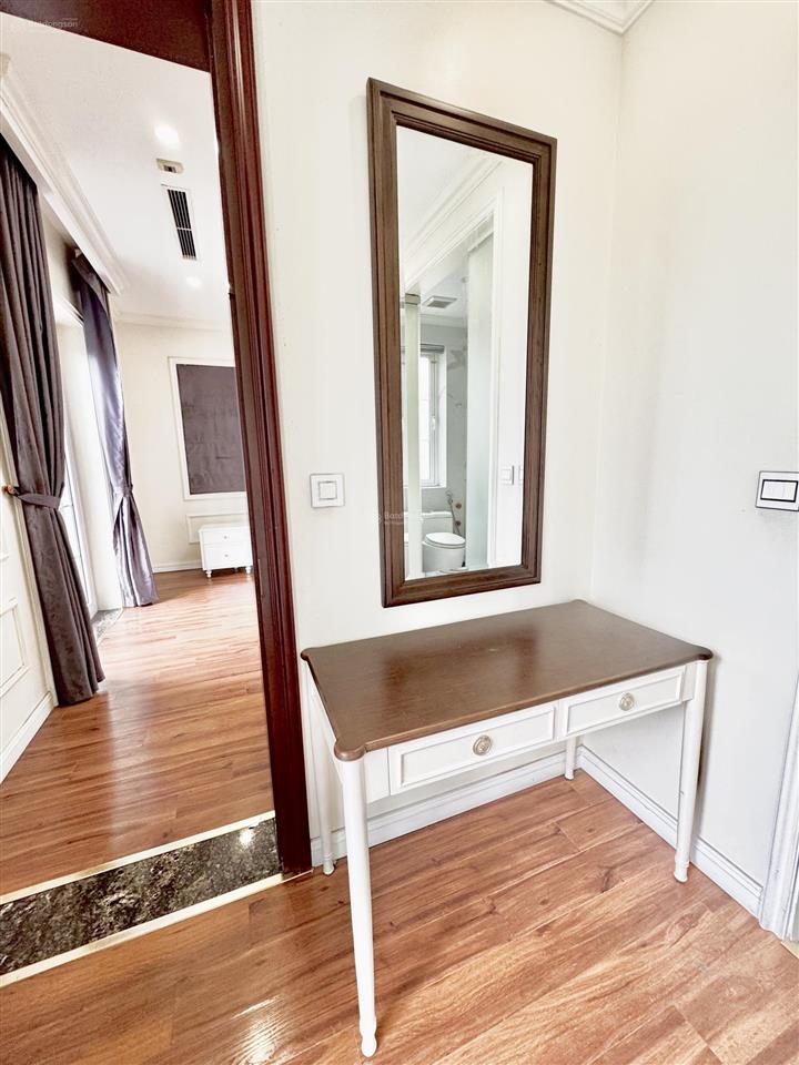 Cho thuê bt đơn lập 300m2 vinhomes riverside  0981 839 ***