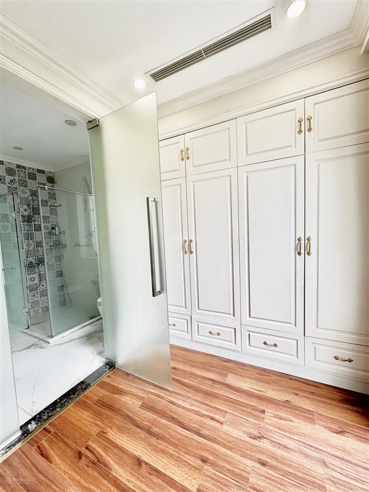 Cho thuê bt đơn lập 300m2 vinhomes riverside  0981 839 ***