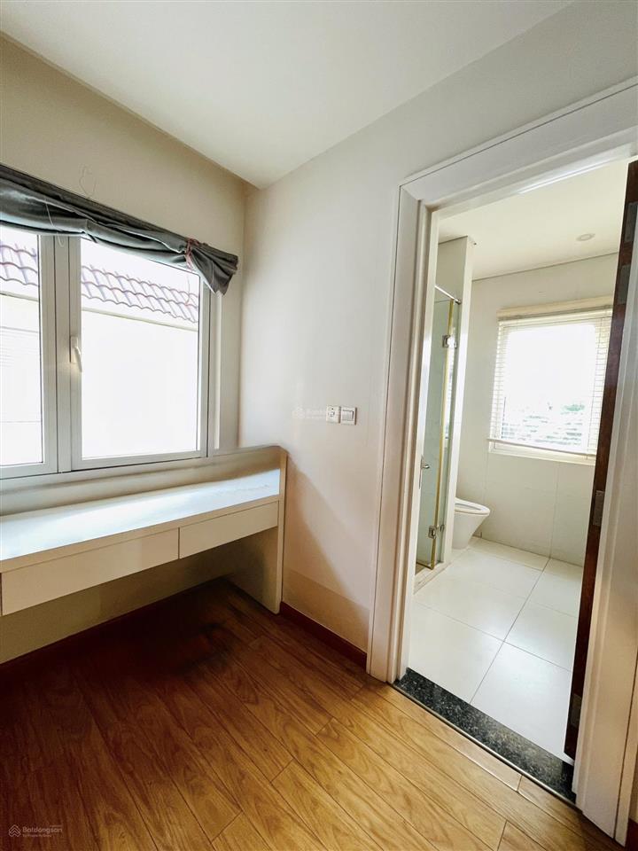 Cho thuê bt song lập có thang máy dt 280m2, khu vinhomes riverside 0981 839 ***