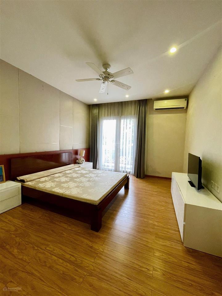 Cho thuê bt song lập có thang máy dt 280m2, khu vinhomes riverside 0981 839 ***