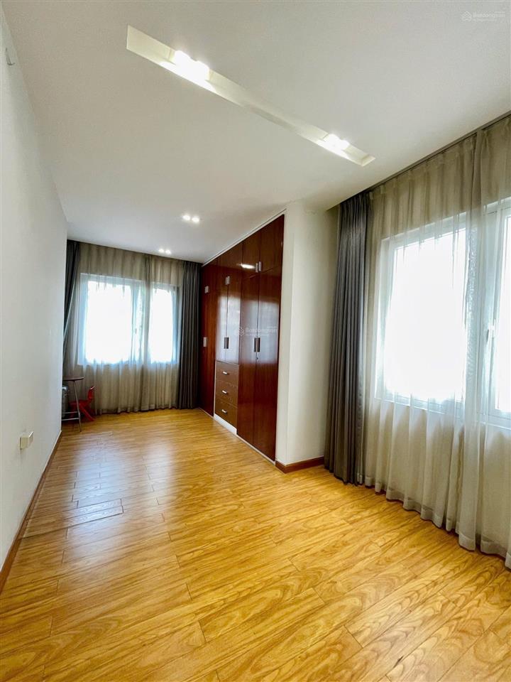 Cho thuê bt song lập có thang máy dt 280m2, khu vinhomes riverside 0981 839 ***