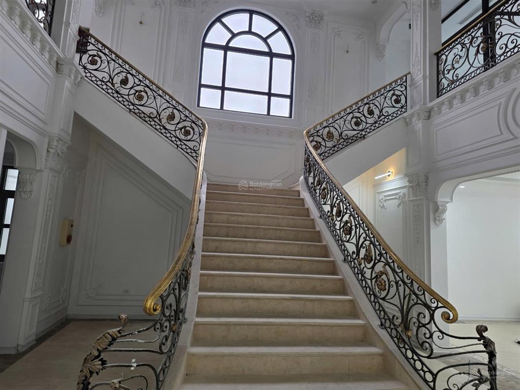 Cho thuê mặt bằng kinh doanh 430m2 mặt đường rộng và là trục chính giao thông  0981 839 ***