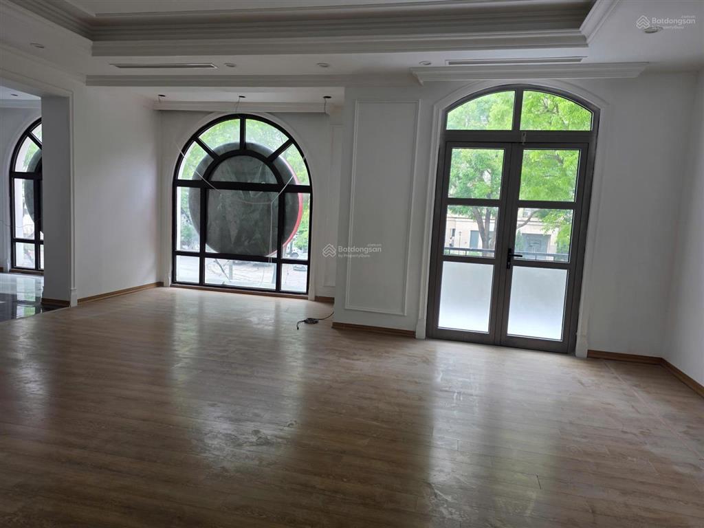 Cho thuê mặt bằng kinh doanh 430m2 mặt đường rộng và là trục chính giao thông  0981 839 ***