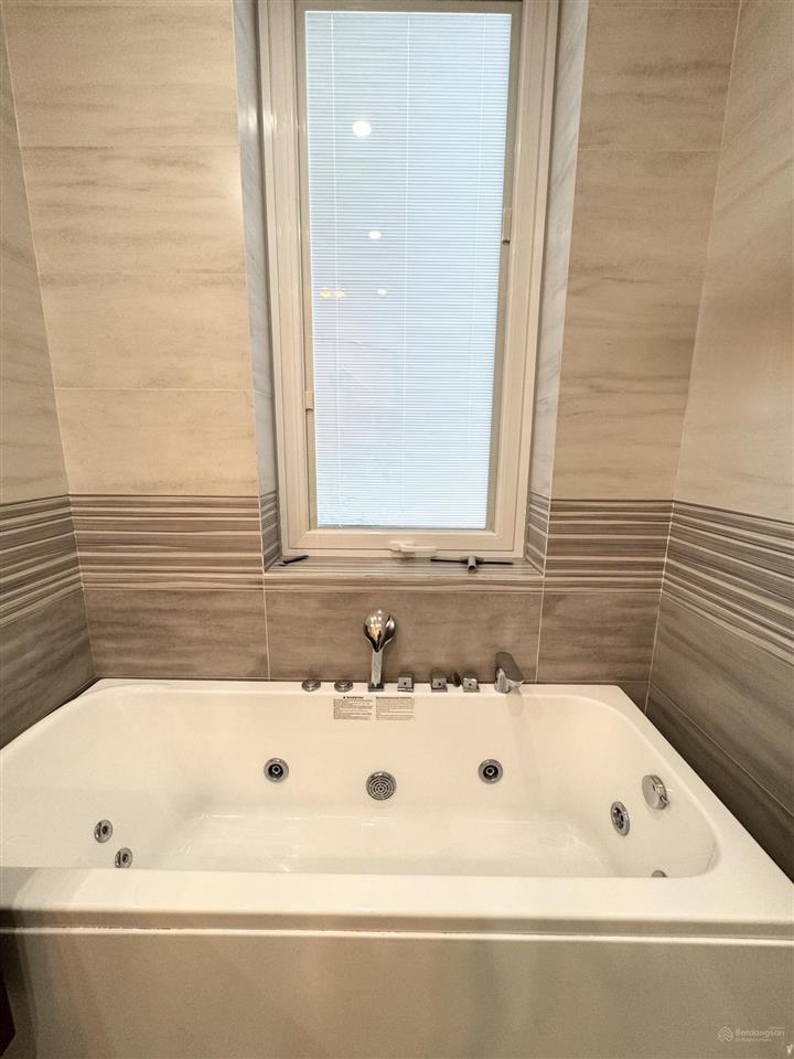 Cho thuê bt vinhomes riverside có 5 phòng ngủ. 0981 839 ***