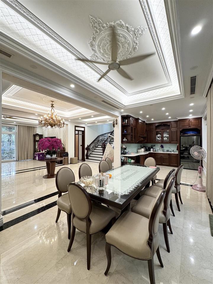 Cho thuê bt vinhomes riverside có 5 phòng ngủ. 0981 839 ***
