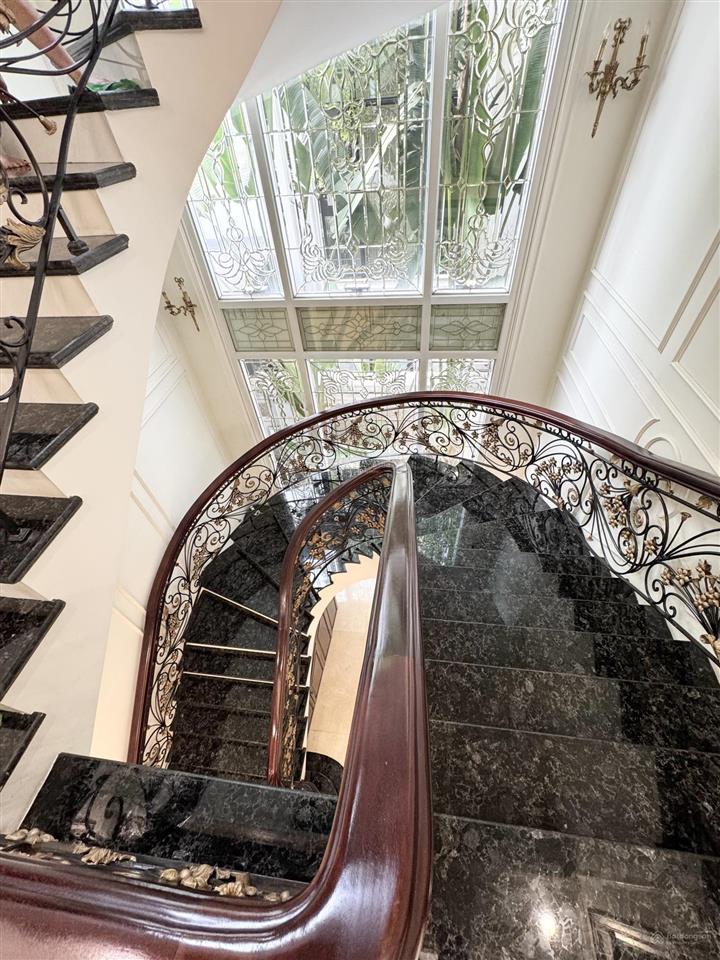Cho thuê bt vinhomes riverside có 5 phòng ngủ. 0981 839 ***