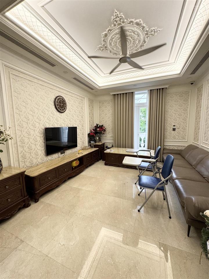 Cho thuê bt vinhomes riverside có 5 phòng ngủ. 0981 839 ***