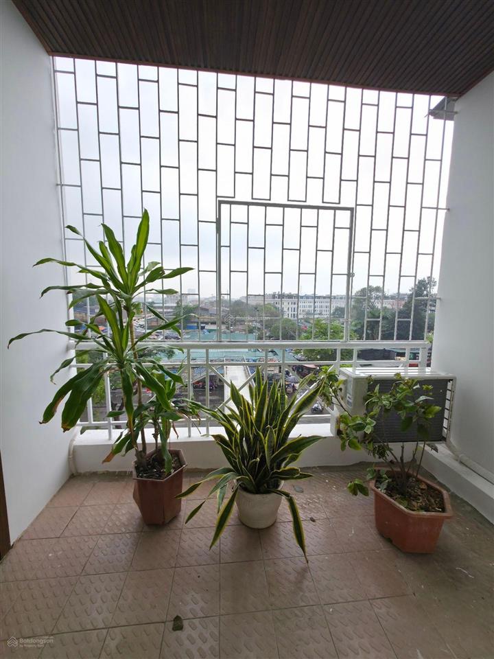 Nhà đẹp ở ngay lô góc thoáng sáng 3 phòng ngủ 3 ban công cách phố vài bước chân