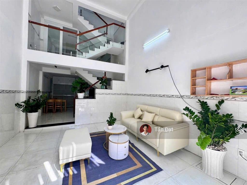 Nhà đẹp 1 trệt 1 lửng 1 lầu  hẻm 8m  sát phạm văn đồng  6.49 tỷ thuận tiện