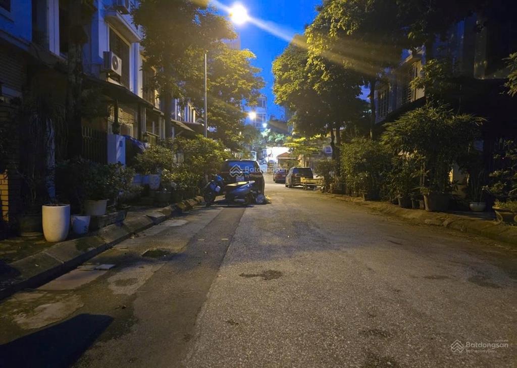 Bán nhanh biệt thự phân lô hoàng hoa thám, ô tô đỗ cửa, thang máy, full nội thất. an ninh 24/7