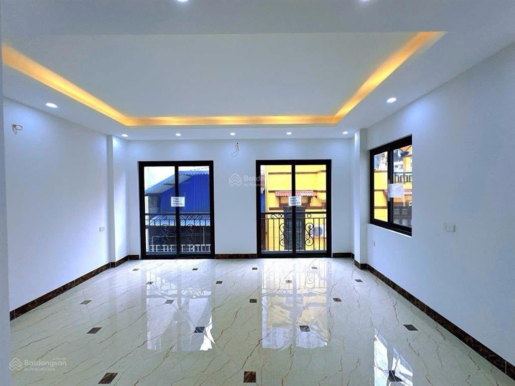 Nhà hoàng quốc việt 6 tầng thang máy view hồ gara ô tô kinh doanh