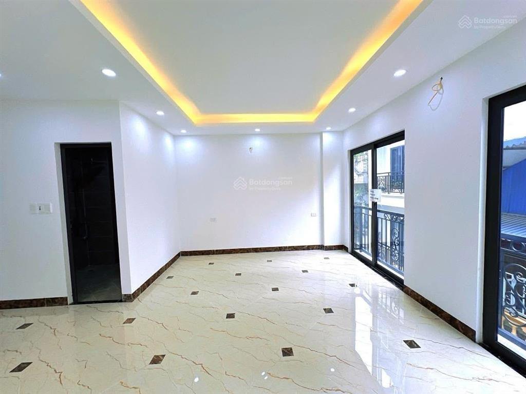 Nhà hoàng quốc việt 6 tầng thang máy view hồ gara ô tô kinh doanh