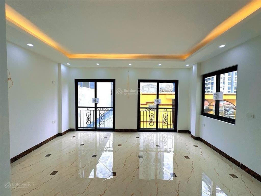 Nhà hoàng quốc việt 6 tầng thang máy view hồ gara ô tô kinh doanh