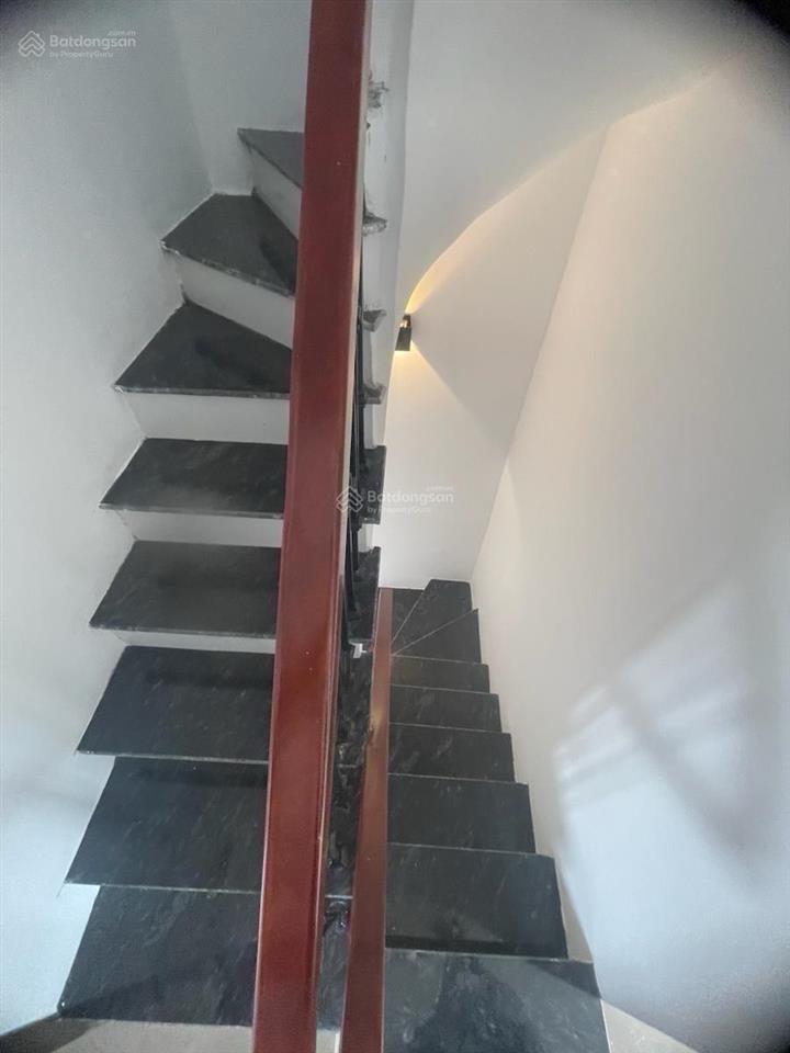 Chính chủ, bán gấp nhà 50m2  8 tầng thang máy  8 phòng ngủ  cách ô tô 30m  view hồ tây  19,5 t