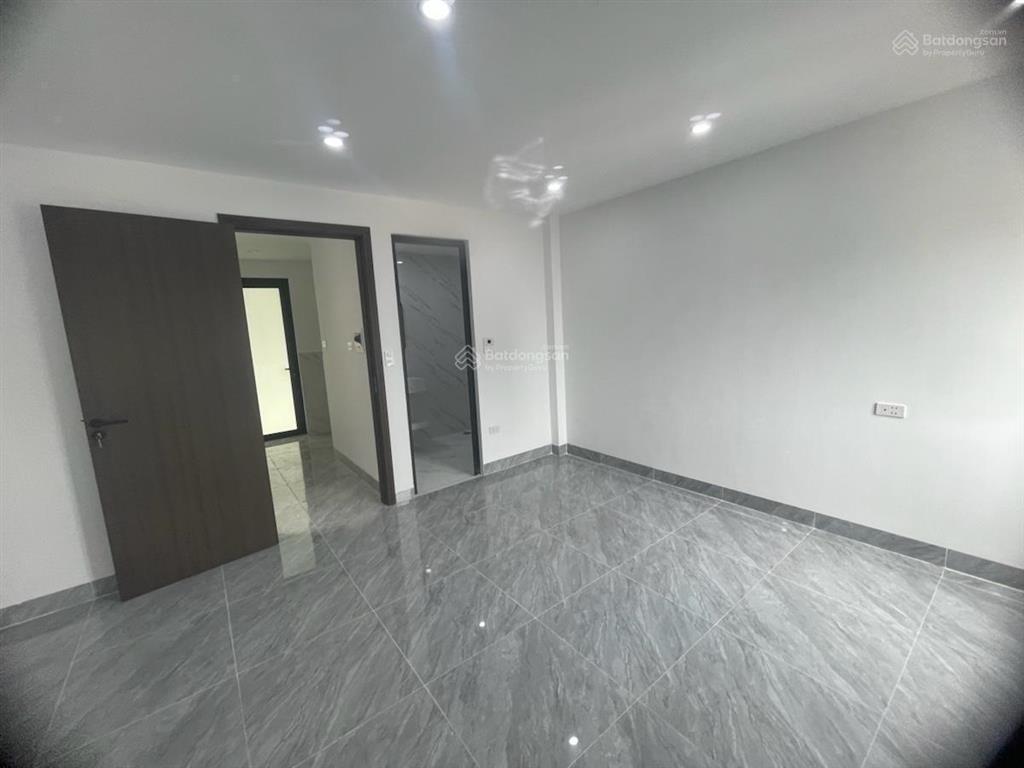 Chính chủ, bán gấp nhà 50m2  8 tầng thang máy  8 phòng ngủ  cách ô tô 30m  view hồ tây  19,5 t