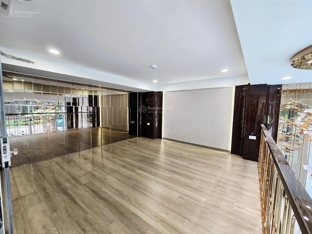 Hiếm có, chính chủ bán rất gấp nhà mặt phố 32m2  mặt tiền 6,4m  8 tầng thang máy  mặt phố kinh d