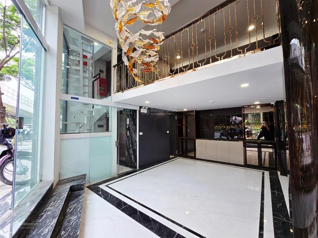 Hiếm có, chính chủ bán rất gấp nhà mặt phố 32m2  mặt tiền 6,4m  8 tầng thang máy  mặt phố kinh d
