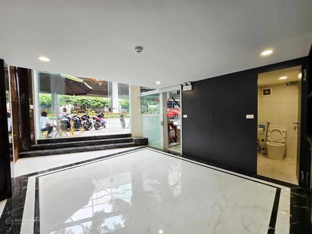 Hiếm có, chính chủ bán rất gấp nhà mặt phố 32m2  mặt tiền 6,4m  8 tầng thang máy  mặt phố kinh d