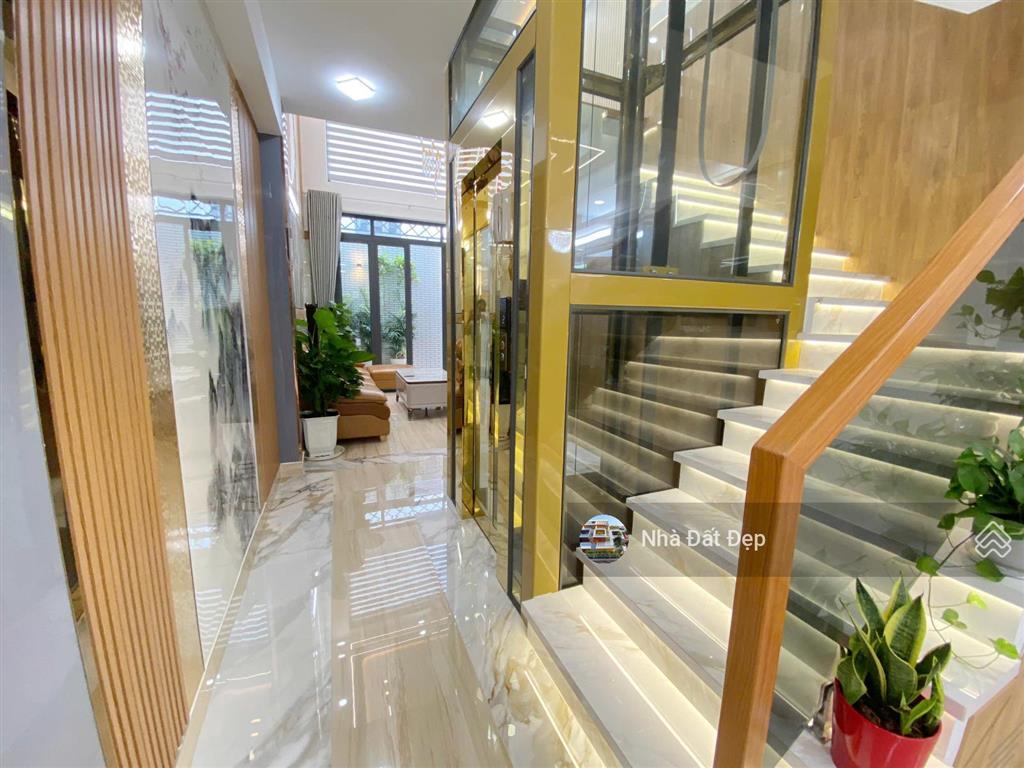 Nhà mới có thang máy 5 tấm đường nhựa đẹp 8m có vỉa hè full nội thất 4x15m đường hương lộ 2