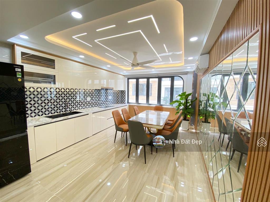 Nhà mới có thang máy 5 tấm đường nhựa đẹp 8m có vỉa hè full nội thất 4x15m đường hương lộ 2