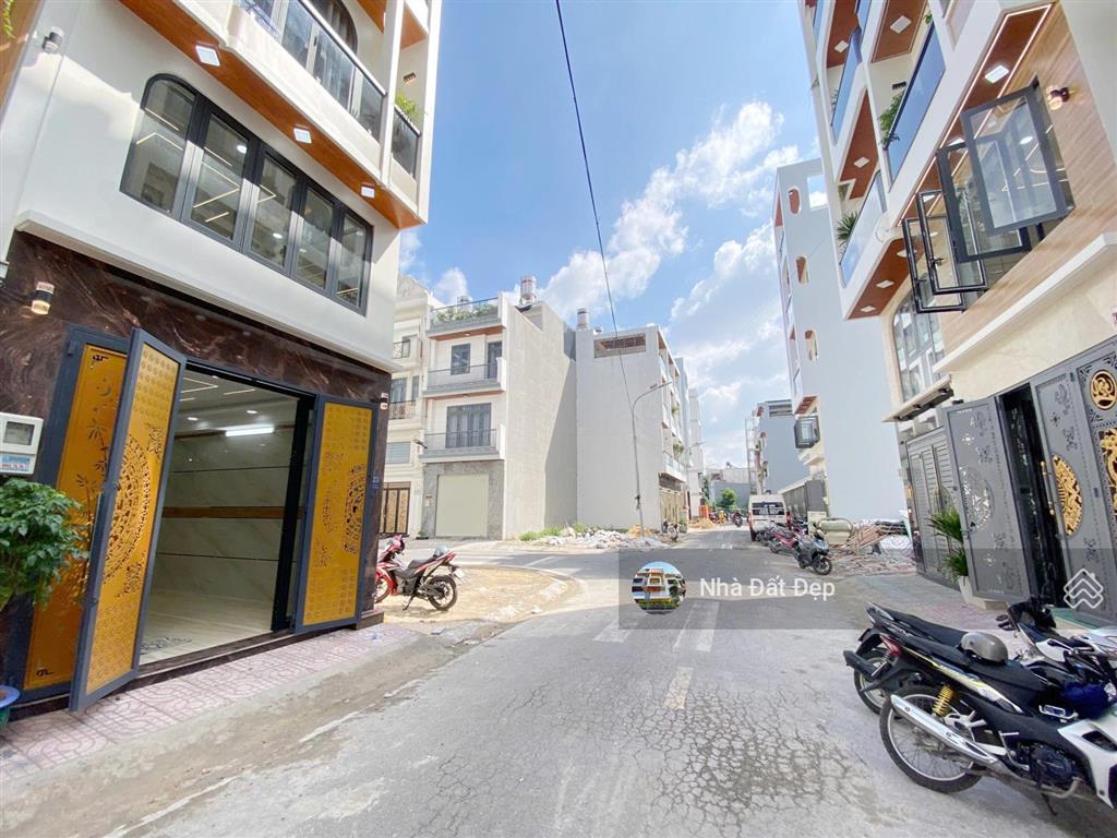 Nhà mới có thang máy 5 tấm đường nhựa đẹp 8m có vỉa hè full nội thất 4x15m đường hương lộ 2