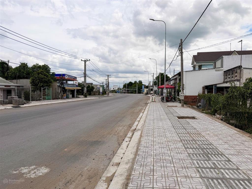Bán lô đất mặt tiền kinh doanh buôn bán ngay, đường nhựa 32m, sổ riêng, thổ cư ngay chợ thạnh phú