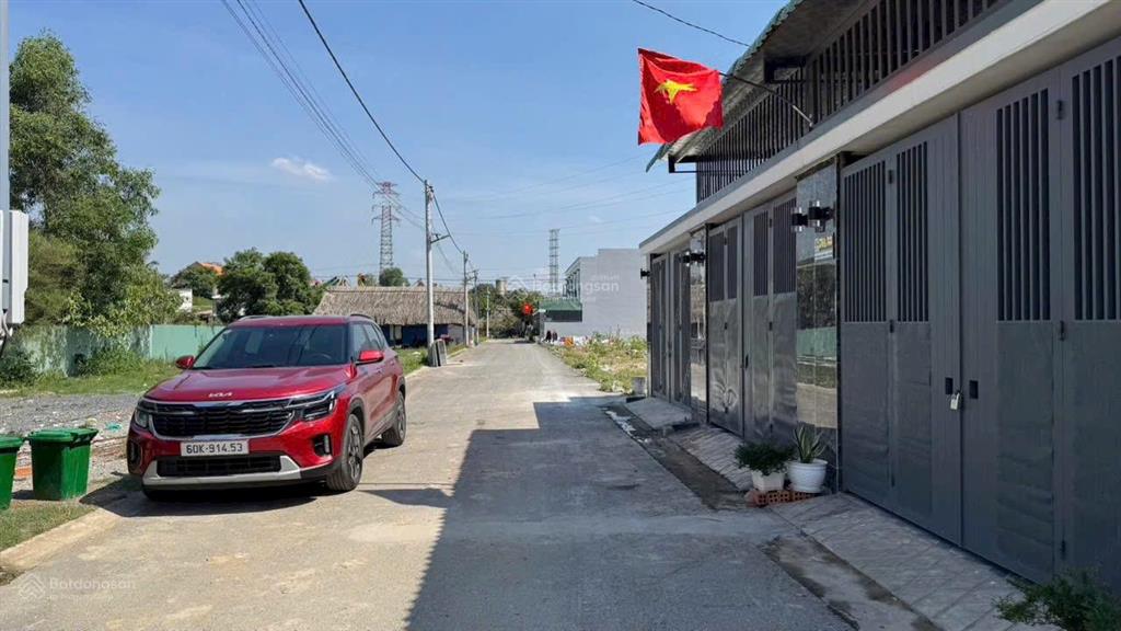 Chủ ngộp bank! bán gấp lô góc 2 mặt tiền kinh doanh, rộng 20m  ngay sân golf long thành