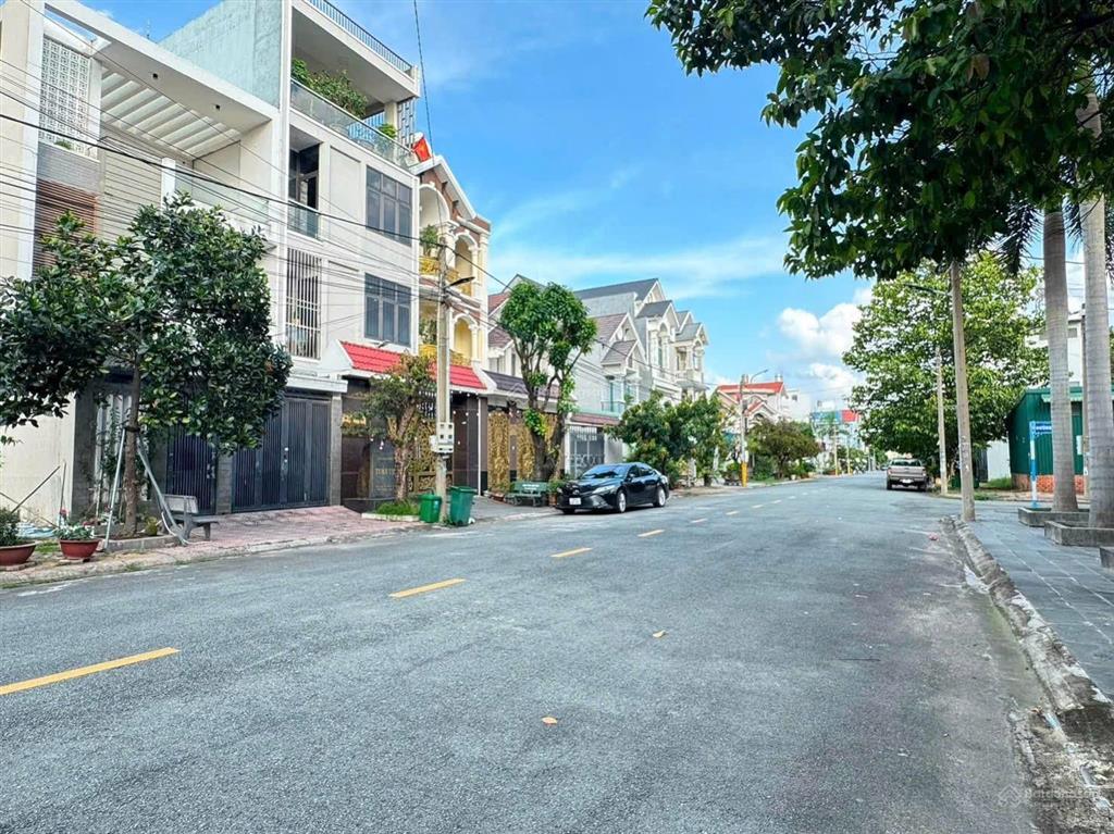 Bán lô góc 2 mặt tiền cực đẹp (dt 162,1m2) sổ riêng, thổ cư ngay chợ tân bình, ngã 4 tân triều