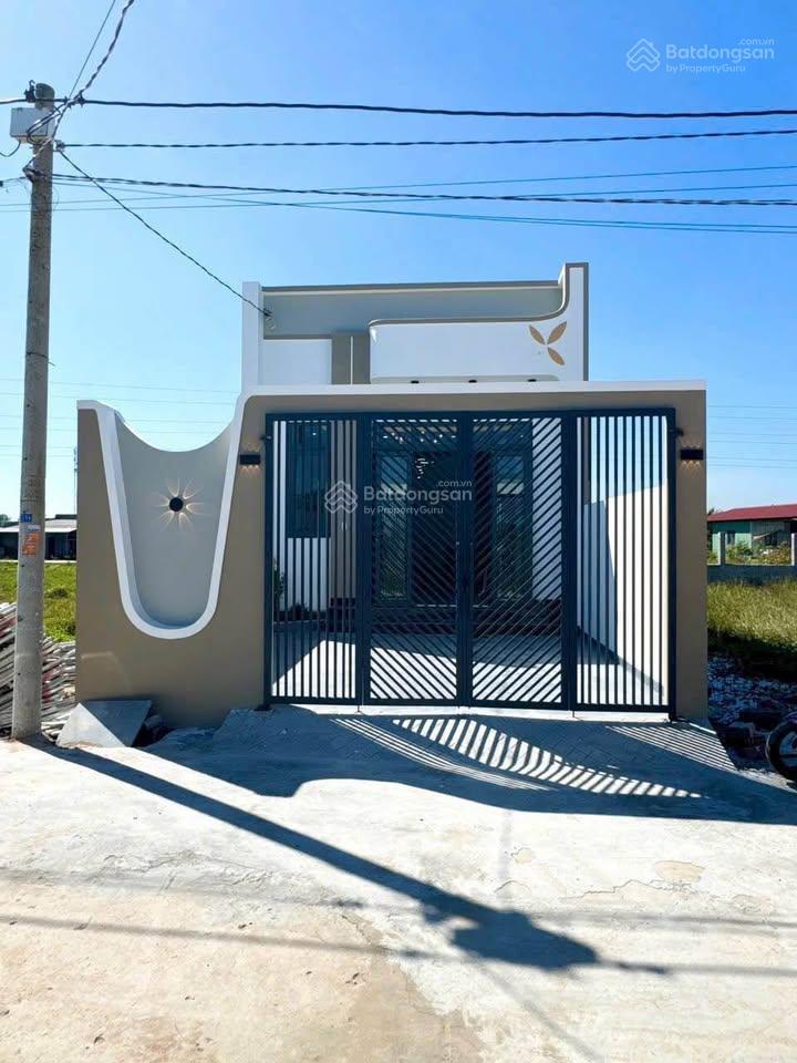 Chính chủ cần bán căn cấp 4 sổ riêng, thổ cư 100% gần cây xăng đức hưng  300tr sang tên ngay