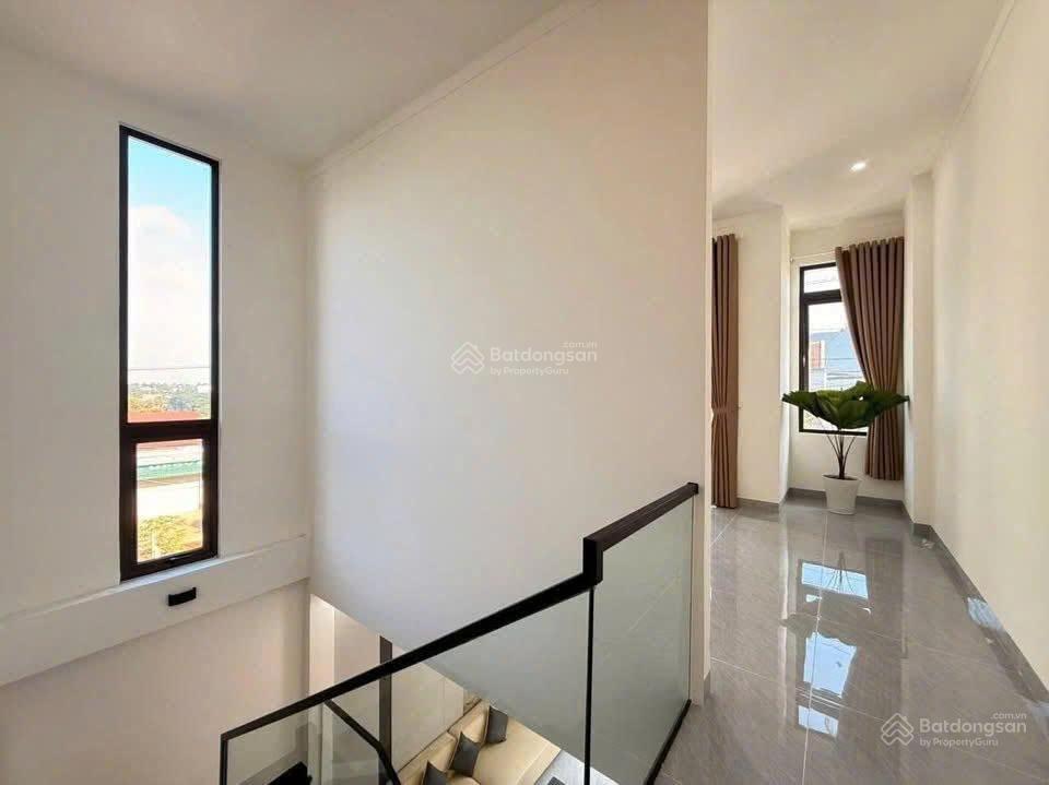 Chính chủ! bán căn nhà lầu trong kdc, đường rộng 20m gần sân golf long thành sổ riêng, 100% thổ cư