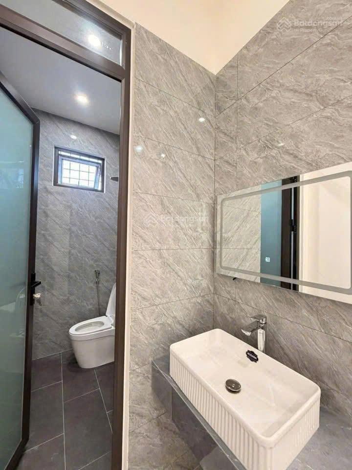 Chính chủ! bán căn nhà lầu trong kdc, đường rộng 20m gần sân golf long thành sổ riêng, 100% thổ cư