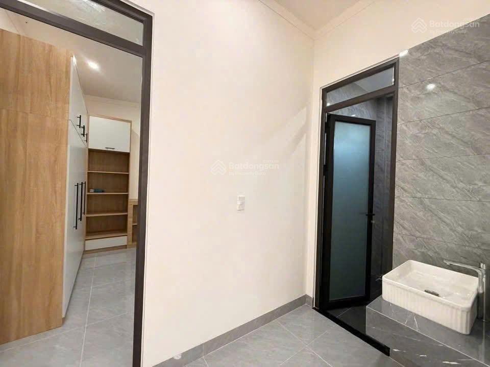 Chính chủ! bán căn nhà lầu trong kdc, đường rộng 20m gần sân golf long thành sổ riêng, 100% thổ cư