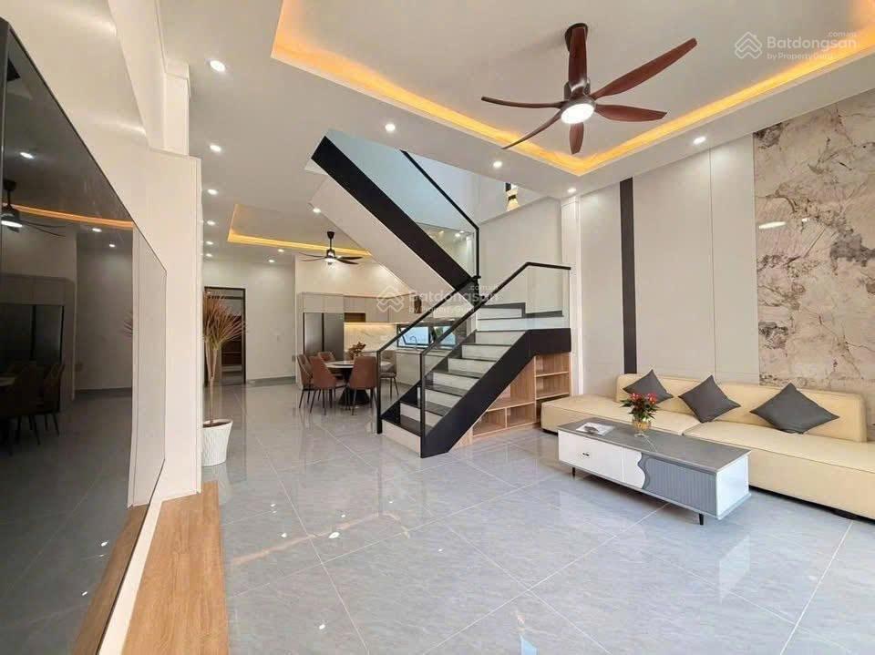 Chính chủ! bán căn nhà lầu trong kdc, đường rộng 20m gần sân golf long thành sổ riêng, 100% thổ cư
