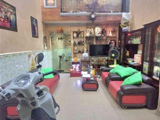 Chủ bán gấp 7,2 tỷ còn bớt. ai nhanh tay thì được. xe 7 chổ ngủ nhà. nguyễn sơn. dt 80m²