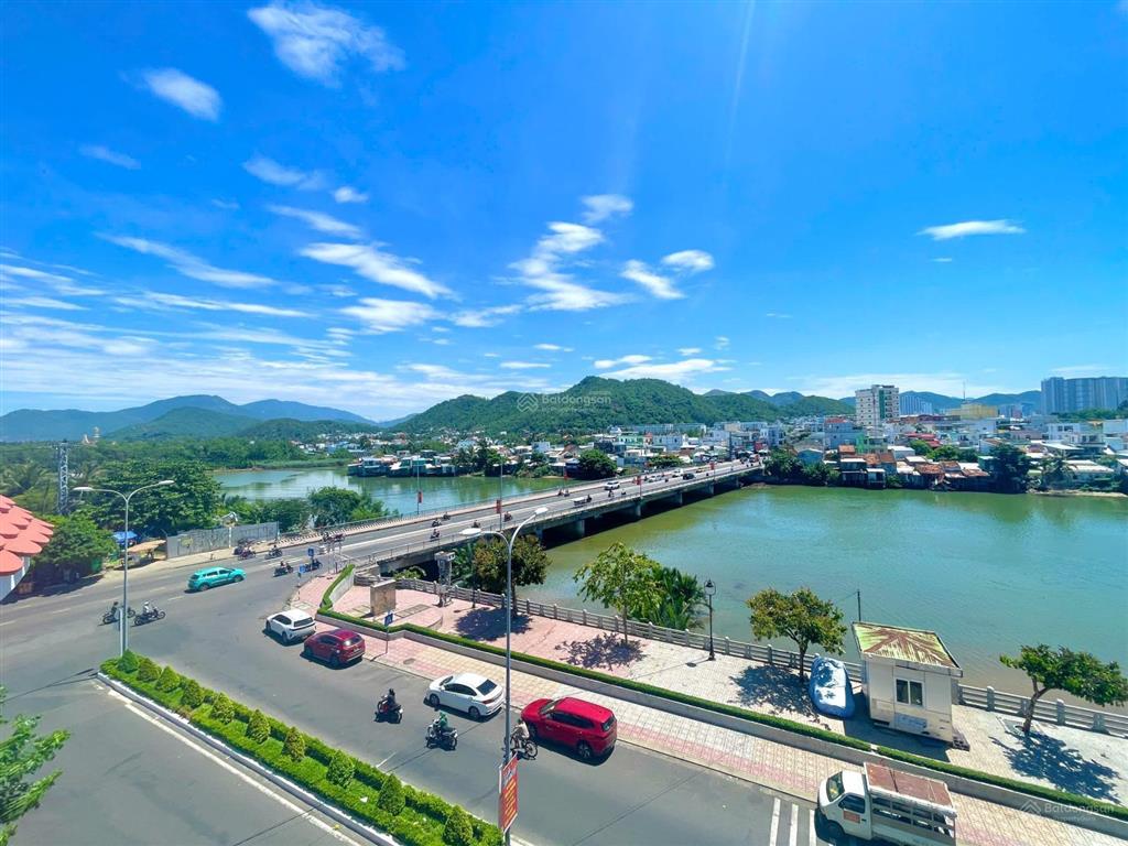 Căn hộ cao cấp view sông nha trang  2pn  cách biển 800m