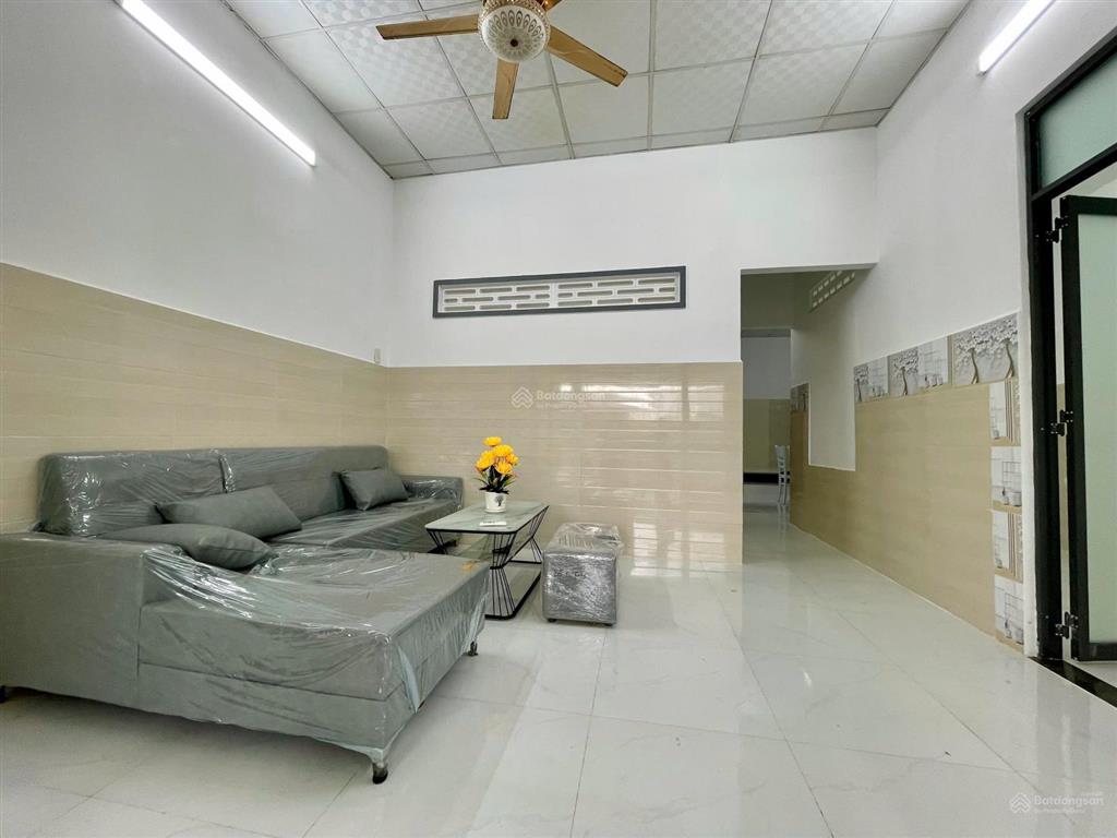 Cho thuê nhà 2 tầng gần biển nha trang ô tô tới cửa, 4 phòng ngủ rộng rãi, cho thuê ngay!