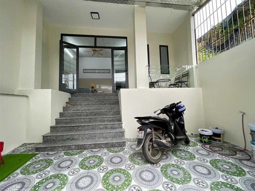 Cho thuê nhà 2 tầng gần biển nha trang ô tô tới cửa, 4 phòng ngủ rộng rãi, cho thuê ngay!