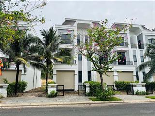 Chính chủ bán lại căn nhà 1 trệt 2 lầu đã có sổ. vị trí siêu đẹp mặt tiền 20m