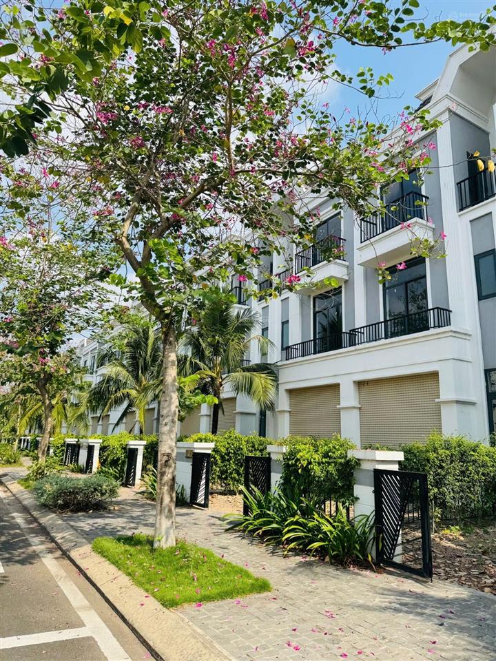 Chính chủ bán lại căn nhà 1 trệt 2 lầu đã có sổ. vị trí siêu đẹp mặt tiền 20m