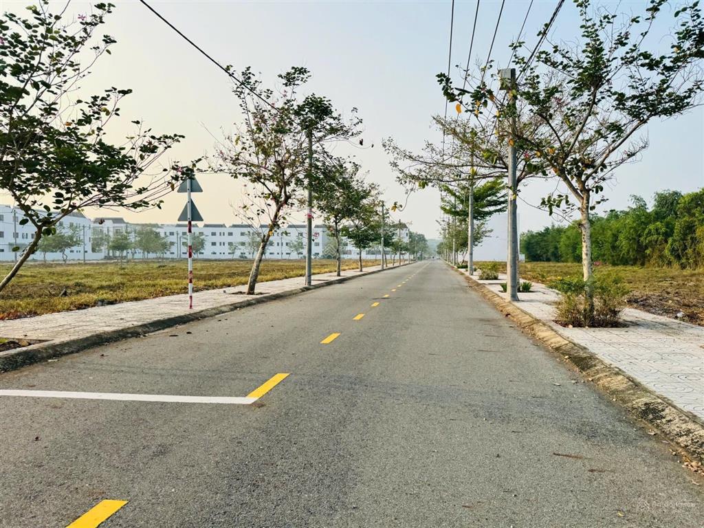 Bán gấp nền đất 90m2 (5m* 18m) đã có sổ.vị trí đẹp không cống, không trụ, không đâm đường